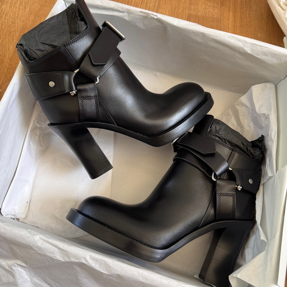 BURBERRY Women’s Stirrup leather ankle boots In Black Size 37.5